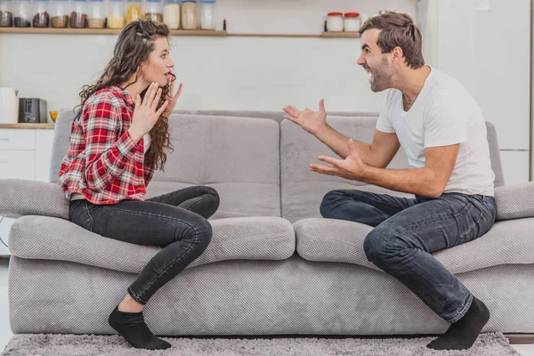 Negativní emoce jsou jen pár konceptů. Manžel a manželka, tvrdí a vykřikují expresivní a emocionální dvojice s argumentem nebo hádkou doma. — Stock fotografie