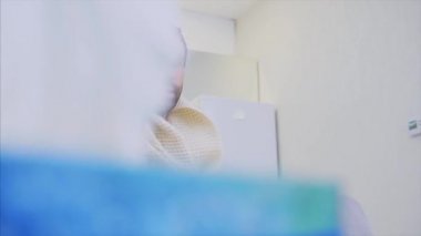Soğuk battaniye sosisli bir kanepede oturan bir adam. Sıcaklık kontrol. Karısı onun yanında oturuyor ve yardımcı olur. Adam evde. Hasta genç odasında gri kanepe adam. Mutsuz adam. Kavramı