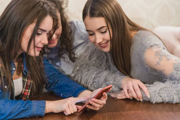 Portrait of three happy girlfriends taking self-portrait, while sitting together in cafe. Charming girls drinking coffee. Smiling and having fun at meeting. — Stock Photo, Image