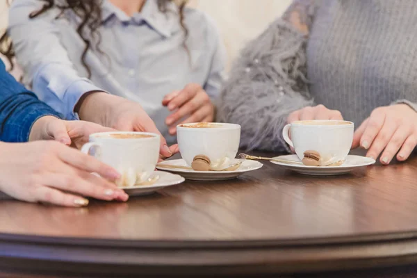 Ženský kamarádi si spolu dělají kafe. Tři ženy v kavárně popíjejí, mluví, smějí se a užívají si čas. Koncepce životního stylu a přátelství s modely skutečných lidí. — Stock fotografie