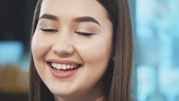 Jóvenes buenas amigas lindas, se conocieron en un café. Hermosas chicas jóvenes sonriendo, disfrutando del tiempo pasado sentados juntos en la mesa de cafés . — Vídeo de stock