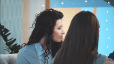 Genç grup bayan arkadaşlar kahve dükkanında oturan ve kahve konuşmak keyfini çıkarın. Dostluk. Toplantı. Beraberlik.