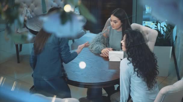 Reunión del Grupo de Mujeres en Café. vacaciones, turismo, tecnología e internet - tres hermosas chicas . — Vídeos de Stock