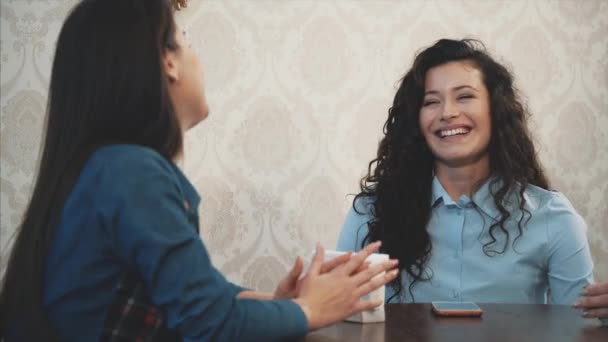 Jeune fille amusante copines rencontrées dans un café. Pendant ce temps, ils parlent des problèmes et montrent un regard joyeux . — Video