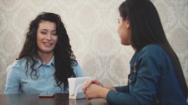 Mutlu üç güzel kız kız arkadaşları ile bir kafede oturan. Bu esnada, çeşitli hikayeler anlatın ve anlatın. Kafede dinlenirken birlikte vakit geçirmenin keyfini çıkarın.