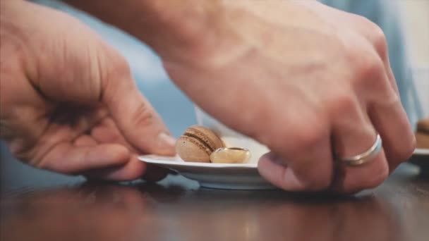 Große Plantasse Cappuccino auf dem Tisch im Café. während dieses Mädchens nach einem Schluck Cappuccino eine Tasse auf den braunen Tisch stellt. — Stockvideo