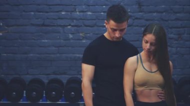 Güzel bir genç kız ve onun iyi inşa erkek arkadaşı birlikte bir jest sınıf göstermektedir. Birbirlerini spor salonunda gördüklerine sevinmiş lerdir. Gençler antrenmanlara başlamaya hazır.