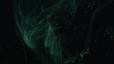 Küçük hareketsiz nokta ve yeşil şeffaf ortam dumanı sallayarak ve bir örümcek ağı gibi titreşen ile Karanlık gece arka plan.