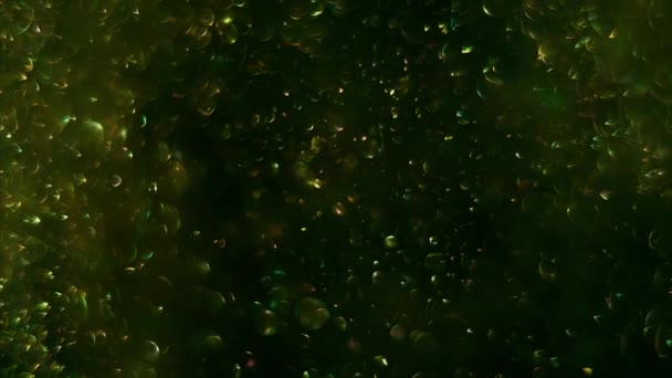 Fundo verde abstrato com movimento caótico de bolhas. Rotação de bolas, movimento browniano molecular abstrato . — Vídeo de Stock