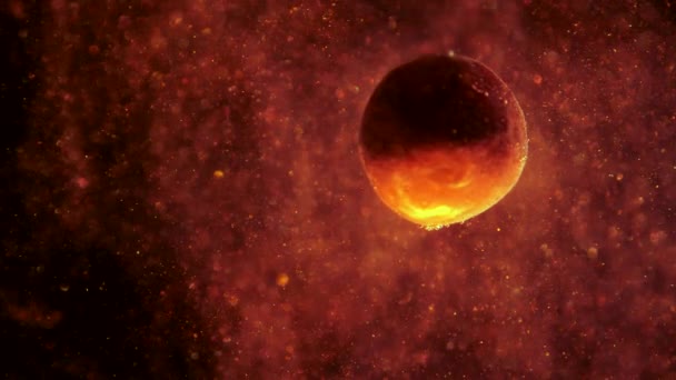 Guld planeten i rymden, en av dess sidor är skuggad. Transparent nebulosa viftar, täcker planeten. Organiska partiklar av rymdstoft glittrande och rörliga kaotiskt. — Stockvideo