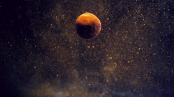 Planeten i rymden, en av dess sidor är skuggad. Transparent nebulosa viftar. Organiska guld partiklar av rymdstoft glittrande och rörliga kaotiskt. — Stockvideo