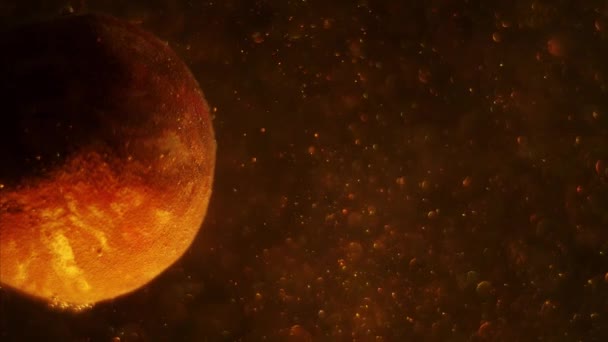 Coupé ralenti arrière-plan de la grande planète. Le soleil brille seulement d'un côté de la planète, un autre est ombragé. La poussière de l'espace, et les particules comme les bulles augmentent lentement .