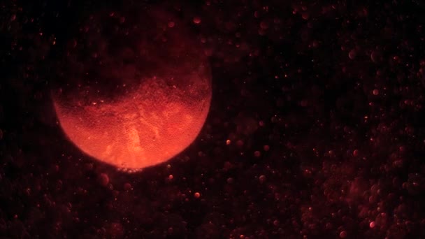 Der rote Planet dreht sich langsam um seine Achse. Millionen von Staubpartikeln schimmern und fliegen sanft durch den Weltraum. Sterne glitzern. — Stockvideo
