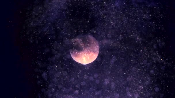 축 을 중심으로 작은 행성의 회전. 반짝이는 실버 스페이스 광택이 있는 먼지가 무작위로 소용돌이치며 반짝반짝 빛나있습니다. 최전선에 있는 보케 입자. — 비디오