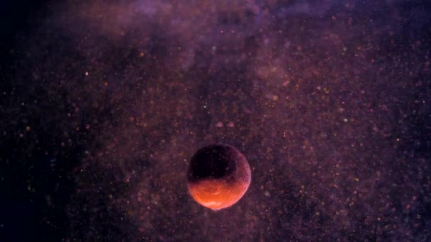 Planète dans l'espace, l'un de ses côtés est ombragé. Nébuleuse transparente agite, couvrant la planète. Particules organiques de poussière d'espace scintillant et se déplaçant chaotiquement .