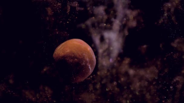 Planète dans l'espace, l'un de ses côtés est ombragé. Nébuleuse transparente agite, couvrant la planète. Particules organiques de poussière d'espace scintillant et se déplaçant chaotiquement .