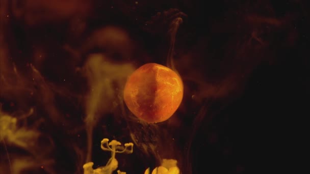Lekki przezroczysty dym podnosząc chaotycznie i płynnie obejmujące magiczną planetę na tle ciemnego kosmosu. — Wideo stockowe