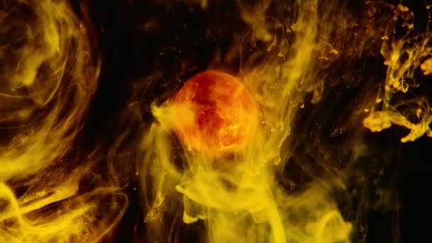 Goldener transparenter Rauch wirbelt chaotisch durch den Raum und bedeckt glatt den roten magischen Planeten auf dem dunklen Kosmos-Hintergrund. — Stockvideo