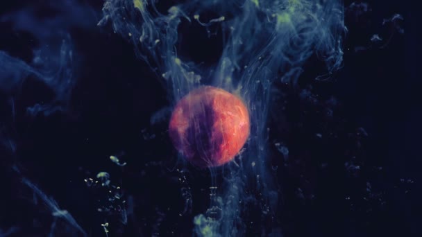 Légère fumée bleue transparente soulevant chaotiquement et en douceur couvrant la planète rouge magique sur le fond sombre du cosmos . — Video