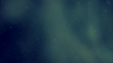 Uzay bokeh kabarcıklar bulanık ön planda ışık şeffaf sis beyaz battaniye arkasında hareket.