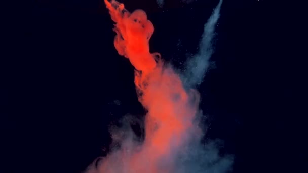 Rood-wit stroomlijnt waterdamp op een zwarte achtergrond. Mysterieuze sfeer. Water en vuur. — Stockvideo