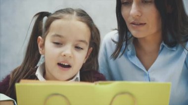 Anne ile kızı masada zorluklar ödev öğrenme evde oturan ödev yaparken hayal kırıklığına uğramış olma.