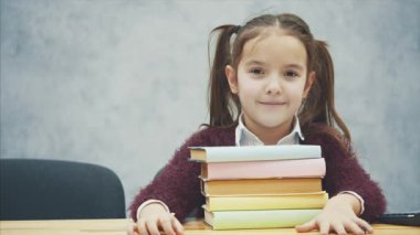Masada bir kız öğrenci oturuyor. Bu dans sırasında, o kamera bakar, gözlerini kapatarak. Bir kitap yığınını kucaklamış olması başını kaldırdı..