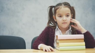 Masada bir kız öğrenci oturuyor. Bu dans sırasında kameraya bakıyor. Başını indirirken uykuya daldı.