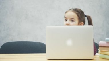 Bir kız öğrenci masaya oturur ve bir dizüstü bilgisayar ile oynar. Bu esnada anne ve kızı ders yazmaya başlar. İlişkiler kavramı.