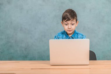 Sevimli küçük okul çocuğu masada oturan, onun laptop gördüğü bir şey şaşırttı.