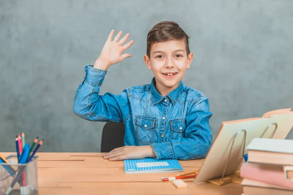 Brainy Schoolboy, ivrig att besvara frågan, höjer sin hand. — Stockfoto