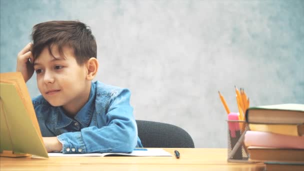 Mooie school jongen is het oplossen van een puzzel, tellen, dan het nemen van een Calculator. — Stockvideo