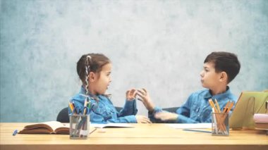 Yaramaz erkek ve kız kardeş öğrenme sürecinde aptalca kavga ediyorlar.