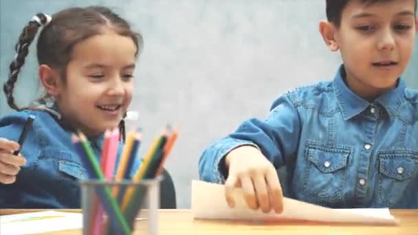 Rozkošný inspirovaný bratr a sestra se učí kreslit. — Stock video