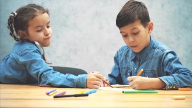Sevimli ilham erkek ve kız kardeşi birlikte özel bir resim çizim.
