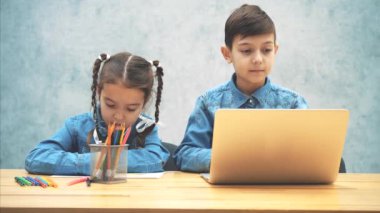 Güzel kız çiziyor, kardeşi internette arıyor.