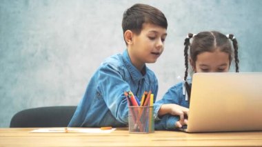 Güzel kız bilgisayar oyunu oynarken yer almaktadır, kardeşi çizim ve onu düzeltmek, oynamaya yardımcı. Ama kaybetti..