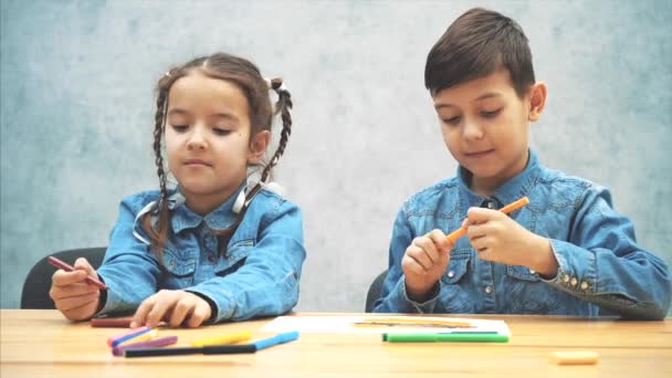 Sevimli ilham erkek ve kız kardeşi birlikte çizim, daha sonra kameraya burger bir resim gösteren, ağızlarını işaret, aç olduğunu gösteren. — Stok video