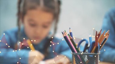 Komik pigtails ile sevimli güzel kız öğrenci Kırpma video sarı vurgulayıcı ile çiziyor.
