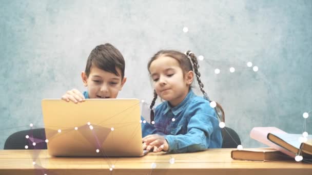 Χαριτωμένα μικρά σχολικά παιδιά που κάθονται στο γραφείο, εμπλέκονται στο παιχνίδι του παιχνιδιού του υπολογιστή. — Αρχείο Βίντεο