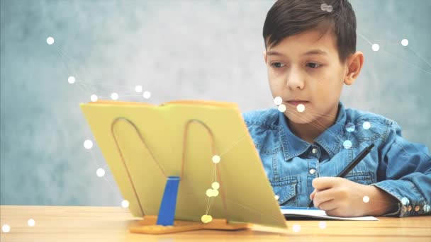 Νέος συγκεντρωμένη σχολείο παιδί σε μπλε τζιν t-shirt γράφοντας, αντιγραφή του κειμένου από το βιβλίο για τον σελιδοδείκτη. — Αρχείο Βίντεο