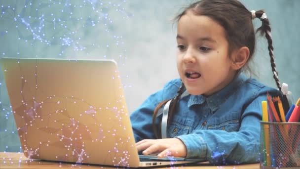 Chica encantadora con coletas está jugando con entusiasmo el juego en el ordenador portátil . — Vídeos de Stock