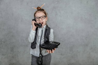Duygusal mutlu yüzlerin görüntüsü. Küçük liseli iş kızı. Telefonu tut ve bağır..