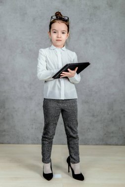ipad holding beyaz arka plan üzerinde siyah elbiseli esmer kız