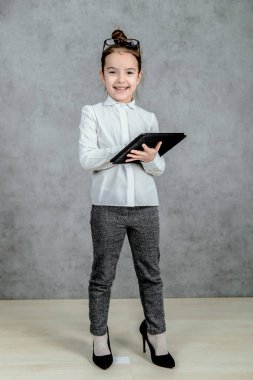 ipad holding beyaz arka plan üzerinde siyah elbiseli esmer kız