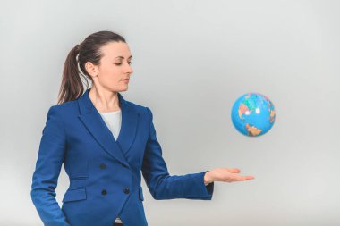 Coğrafya öğretmeninden esinlenerek bir küre sunuluyor. Dünya havaya yükseliyor..