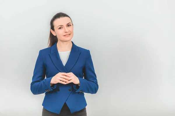 Hermoso profesor de traje de pie, mirando con confianza a la cámara . — Foto de Stock