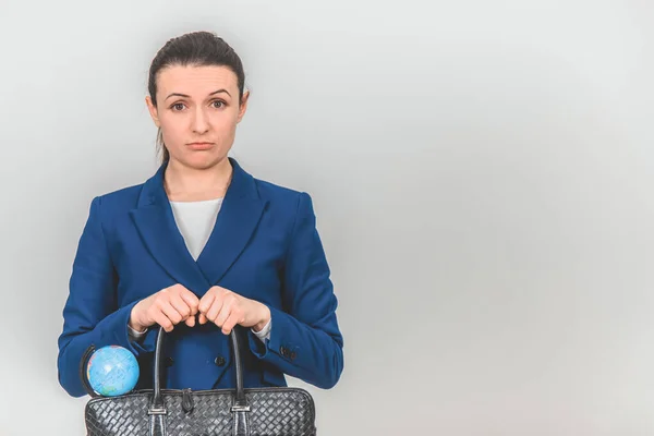 Joven profesor de geografía de pie con la bolsa en las manos, mirando asustado y tímido . —  Fotos de Stock