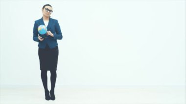 Beyaz bir geçmişi olan genç ve iyi bir öğretmen. Küreyi ellerinin arasında tutuyor. Parlak, gözlüklü. Yukarı bakıyor, çerçevenin dışına çıkıyor..