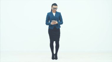 Teknoloji online bankacılık para transferi, e-ticaret kavramı. Gri duvar arka plan üzerinde izole ekran uzak uçan para ile akıllı telefon kullanan mutlu genç kadın